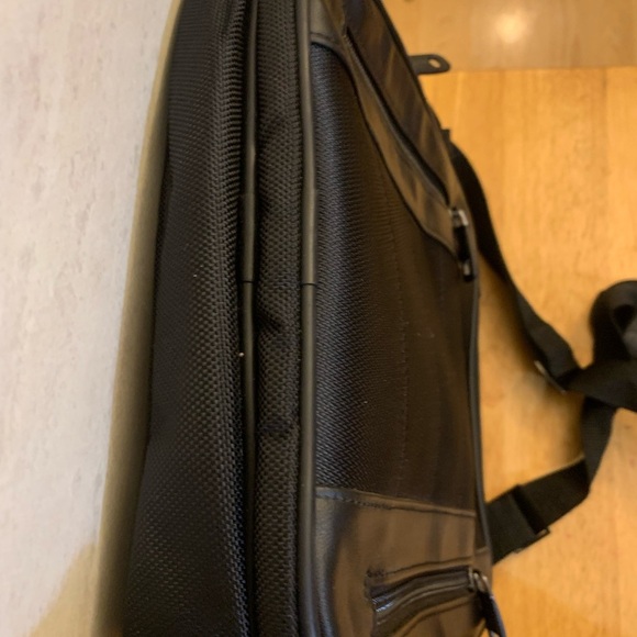 Kenneth Cole Reaction Crossbody Case - Picture 7 of 15